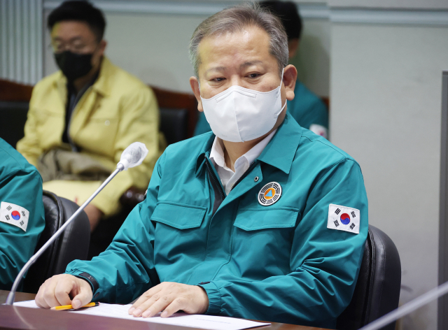 이상민 행안부 장관이 12일 정부서울청사 중앙재난안전대책본부 상황실에서 열린 이태원 사고 중대본 회의에 참석해 있다. 연합뉴스