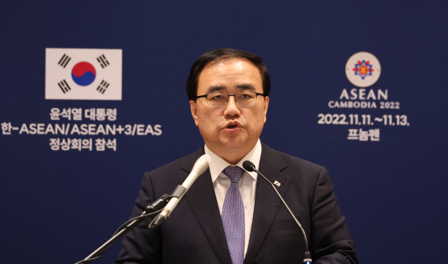 김성한 국가안보실장이 12일(현지시간) 캄보디아 프놈펜 한 호텔 내 미디어센터에서 윤석열 대통령의 