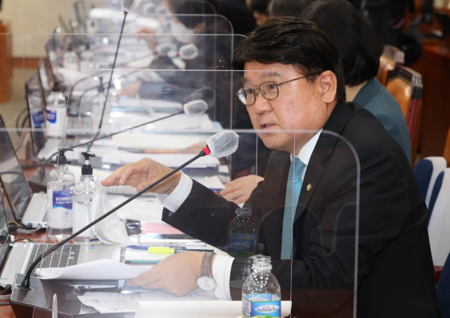 더불어민주당 황운하 의원이 14일 국회에서 열린 정무위원회 개인정보보호위원회에 관한 국정감사에서 질의하고 있다. 연합뉴스