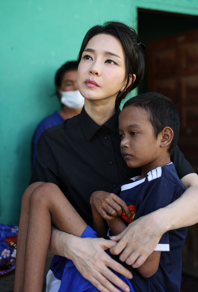 윤석열 대통령 부인 김건희 여사가 2022년 11월 12일(현지시간) 캄보디아 프놈펜의 한 선천성 심장질환을 앓고 있는 환아의 집을 찾아 건강 상태를 살피고 있다. 김 여사는 지난 11일 헤브론 의료원을 방문했을 때 심장병 수술을 받은 아동들을 만나는 자리에 건강 상태가 좋지 않아 참석하지 못했던 이 환아의 집을 이날 방문했다. 연합뉴스