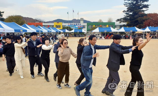 용성초 개교 100주년 축하 한마당에서 54회 동창생들이 운동장을 돌며 기차놀이를 하고 있다. 54회 동창회(회장 천종욱)는 별도로 학교 발전 기금 100만원을 전달했다.김태형 기자 thk@imaeil.com
