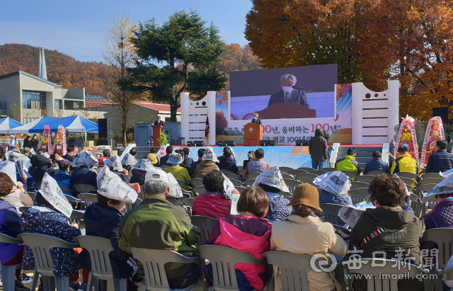 용성초 개교 100주년 기념식에서 허성근 총동창회장이 인사말을 하고 있다.