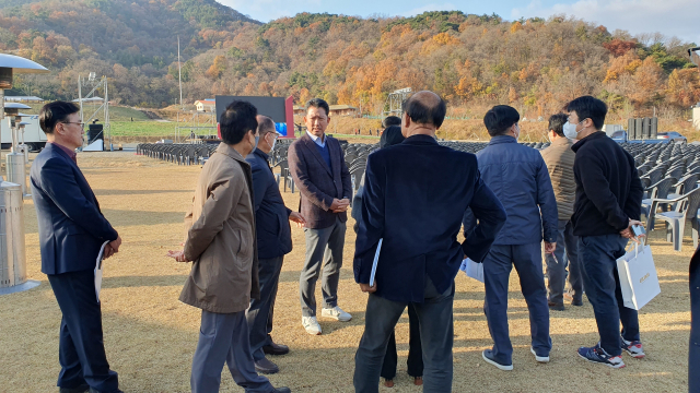 박정희대통령 탄신 105돌 행사가 14일 오전 10시 박정희대통령 생가에서 열릴 예정인 가운데 김장호 구미시장이 13일 행사가 진행될 곳을 방문해 사전점검을 했다. 구미시 제공