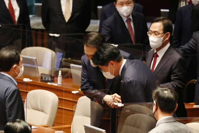 윤석열 대통령이 25일 오전 국회 본회의장에서 시정연설을 마친 뒤 장제원 등 여당 의원들과 악수하고 있다. 연합뉴스