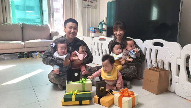 김건희 여사는 우리나라에서 34년 만에 태어난 다섯쌍둥이의 첫 생일을 맞아 직접 쓴 축하 손편지와 생일선물, 대통령 명의의 시계를 선물했다고 12일 대통령실이 밝혔다. 다섯쌍둥이의 부모인 김진수 대위와 서혜정 대위가 아이들과 함께 하고 있다. 연합뉴스