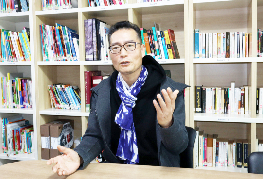이승욱 대구프랑스문화원장이 대구경북 지역 애니메이션 인력 양성에 대해 이야기하고 있다. 이화섭 기자.