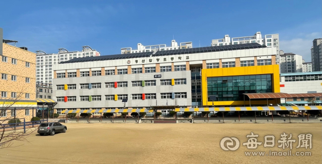 경산 압량읍 부적리에 들어서는 경산 아이파크 공동주택사업자와 경산교육원청이 사업승인 조건 이행 문제로 갈등을 빚고 있다. 사진은 이 아파트 1단지 학생들이 다닐 경산압량초교 모습. 김진만 기자