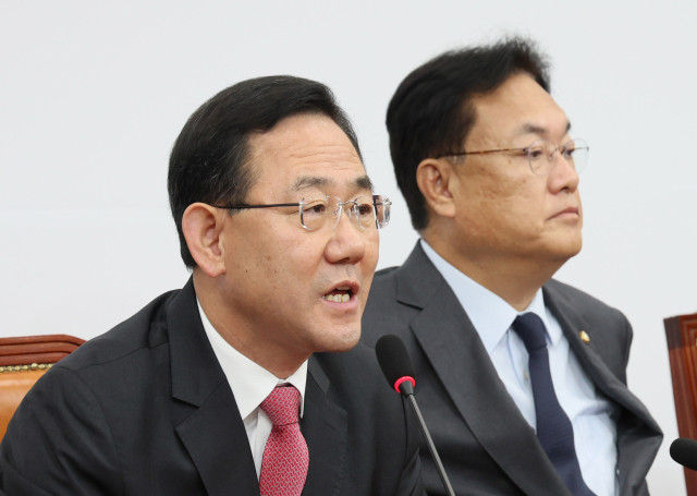 국민의힘 주호영 원내대표가 14일 오전 국회에서 열린 비상대책위원회의에서 발언하고 있다. 오른쪽은 정진석 비상대책위원장. 연합뉴스