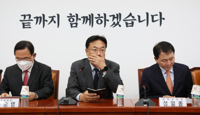국민의힘 정진석 비상대책위원장이 14일 오전 국회에서 열린 비상대책위원회의에서 발언 전 얼굴을 만지고 있다. 왼쪽부터 주호영 원내대표, 정 비대위원장, 성일종 정책위의장. 연합뉴스