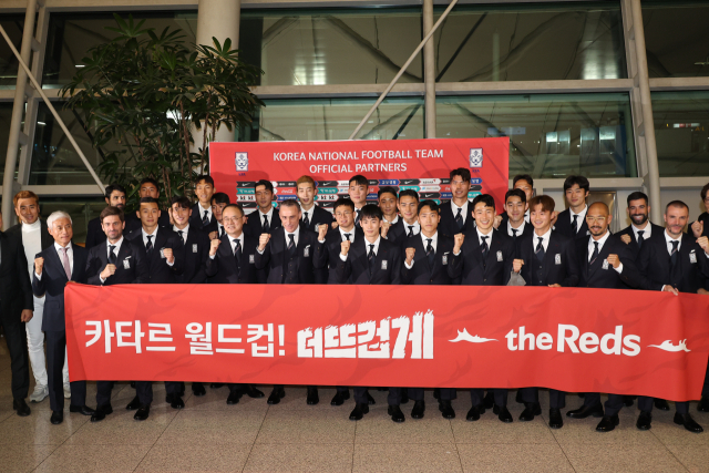 2022 FIFA 카타르 월드컵에 출전하는 대한민국 대표팀 선수들이 13일 밤 인천국제공항 제1여객터미널에서 출국 전 선전을 다짐하며 기념촬영을 하고 있다. 대표팀은 오는 24일 오후 10시 우루과이와 조별 예선 첫 경기를 치른 뒤, 가나(28일 오후 10시), 포르투갈(12월 3일 오전 0시)과 경기를 치른다. 연합뉴스