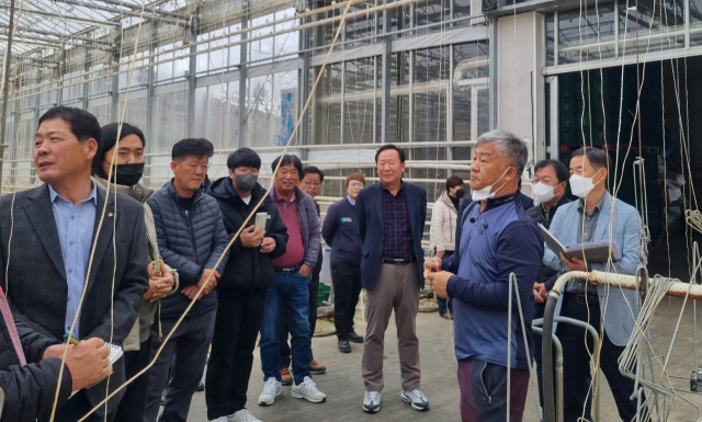 청송 스마트팜 단지를 둘러 보고 있다. 봉화군 제공