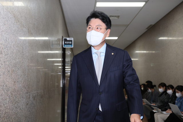 국민의힘 장제원 의원이 14일 오전 국회 주호영 원내대표실에서 열린 3선 이상 의원 중진회의에 참석하고 있다. 주 원내대표와 3선 이상 중진의원들은 이날 야당의 