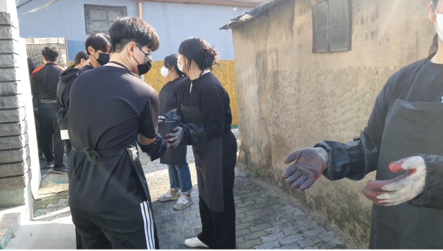 대구청소년재능기부봉사단이 취약계층 가구에 연탄을 나르는 모습. 대구시 제공