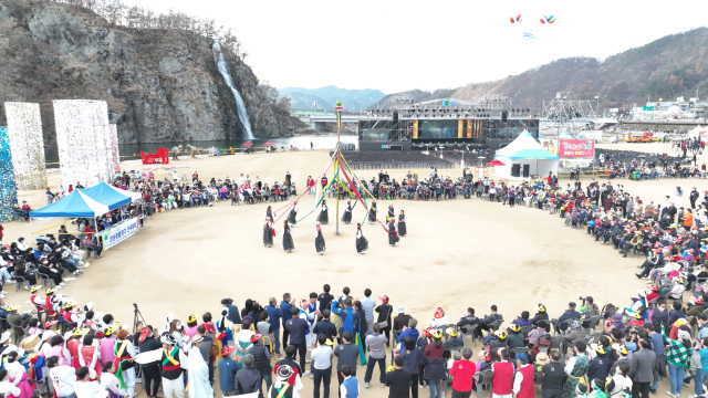 청송사과축제장에서 열린 꽃줄엮기 시연에 많은 관광객이 몰린 모습. 청송군 제공