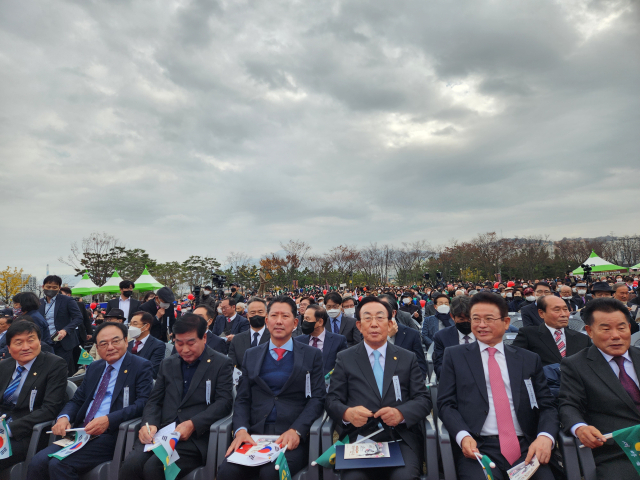 14일 박정희대통령 탄신 105돌 숭모제 및 기념행사에 김관용 민주평화통일자문회의 수석부의장, 이철우 경북도지사, 김장호 구미시장, 안주찬 구미시의장 등이 참석했다. 이영광 기자