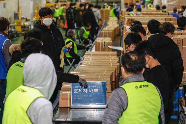 14일 오전 세종시의 한 인쇄공장에서 인수책임자 및 관계 직원, 중앙협력관 등이 2023학년도 대학수학능력시험용 문제지와 답안지를 전국 시험 지구별로 배부하고 있다. 연합뉴스