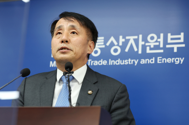 장영진 산업통상자원부 1차관이 14일 오전 세종시 정부세종청사에서 민관합동 철강수급조사단 중간결과 발표를 하고 있다. 연합뉴스