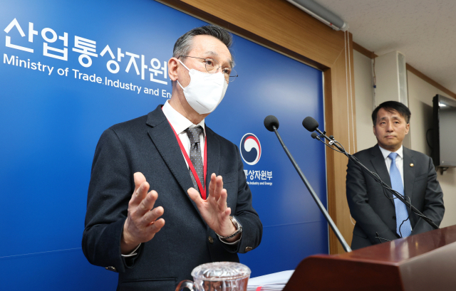 민동준 철강수급조사단장이 14일 오전 세종시 정부세종청사에서 열린 민관합동 철강수급조사단 중간결과 발표에서 취재진의 질문에 답변하고 있다. 오른쪽은 장영진 산업통상자원부 1차관 연합뉴스