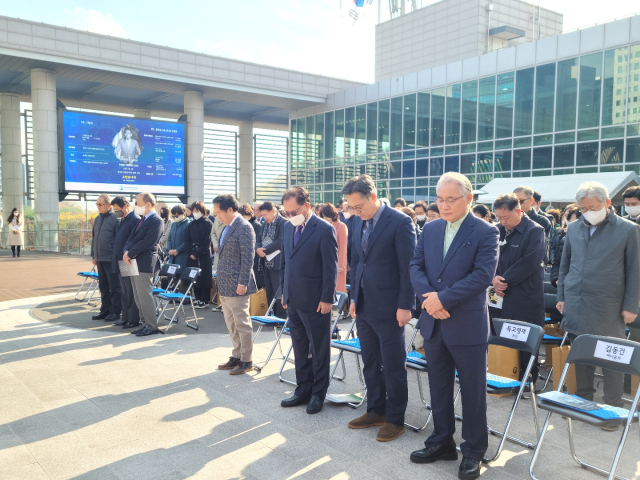 14일 서울 마포구 상암동에 위치한 박정희 대통령 기념관 무지개광장에서 열린 박정희 탄생105주년 기념 음악회에서 참석자들이 묵념을 하고 있다. 앞둘 왼쪽 두 번째부터 박지만 EG회장, 유영구 박정희 대통령 기념재단 이사장, 강승규 대통령실 시민사회수석. 이민호 기자