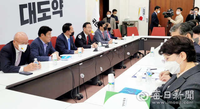 지난 11일 서울 여의도 국회에서 열린 대구경북 통합신공항 특별법 관련 국민의힘·정부부처·대구시·경북도 관계자 회의에서 주호영(왼쪽에서 네번째) 국민의힘 원내대표가 모두발언을 하고 있다. 대구시 제공