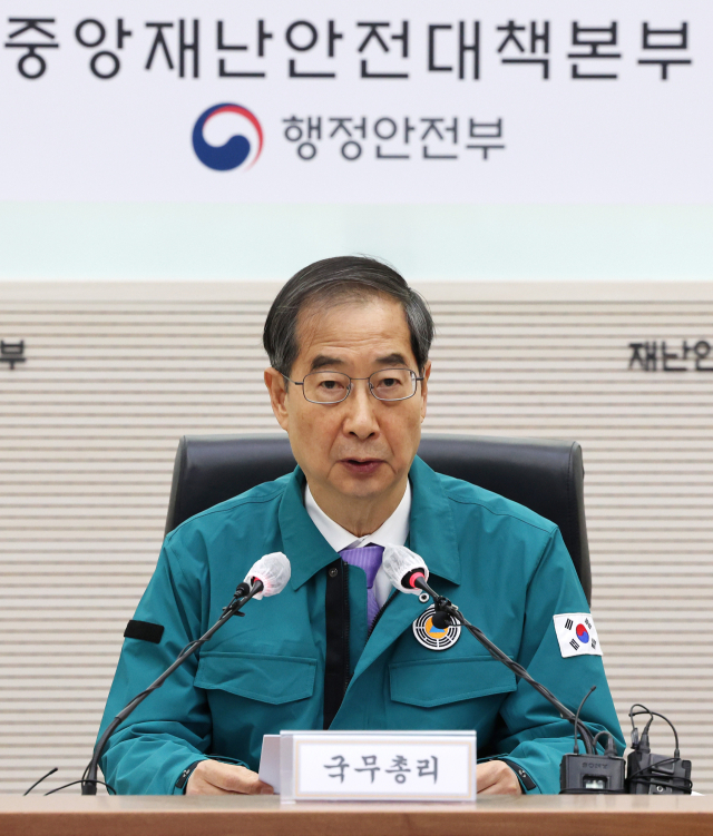 한덕수 국무총리가 15일 오전 세종시 정부세종2청사 중앙재난안전상황실에서 이태원 사고 중대본 회의를 주재하고 있다. 연합뉴스