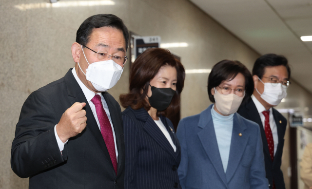 국민의힘 주호영 원내대표가 15일 오전 초선 운영위원 간담회에 참석하기 위해 서울 여의도 국회 원내대표실로 향하며 기자들과 이야기를 나누고 있다. 왼쪽부터 주 원내대표, 김미애 의원, 이인선 의원, 송언석 원내수석부대표. 연합뉴스