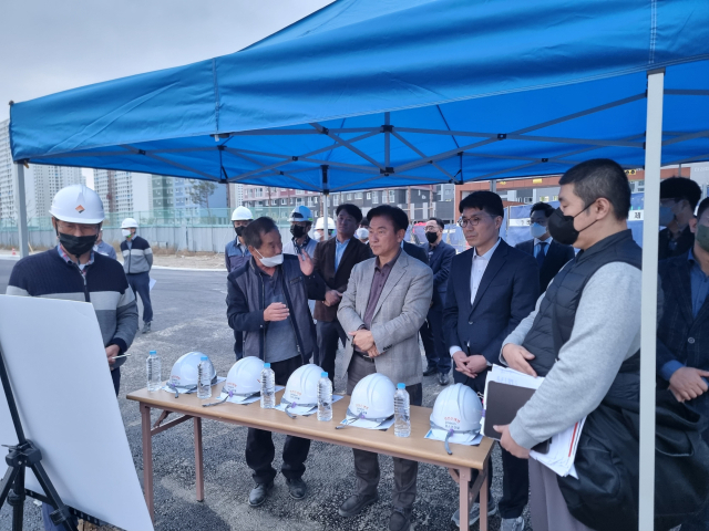 지난 10월 26일 의정부시 산곡동 아파트 건설현장에서 김동근 의정부시장이 민원인 윤영모 씨의 이야기를 듣고 있다. 윤 씨 제공.