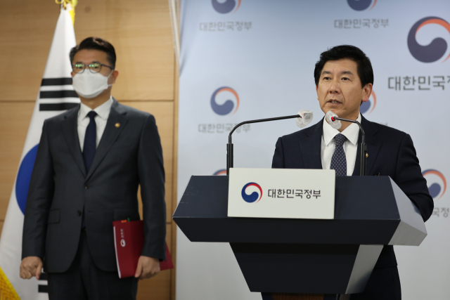 최상대 기획재정부 제2차관(오른쪽)과 장상윤 교육부 차관이 15일 정부서울청사 브리핑실에서 