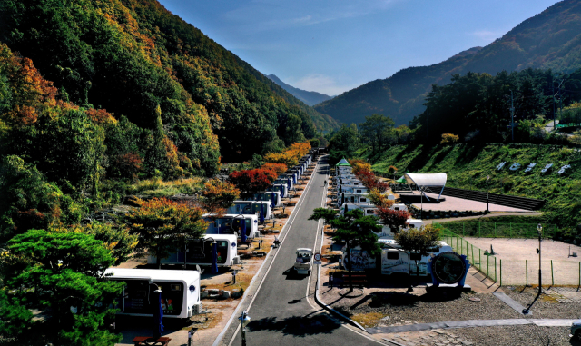 영천 치산관광지 전경. 팔공산 자락에서 가장 빼어난 풍광을 자랑하는 치산폭포와 치산계곡이 자리잡고 있으며 카라반 캠핑 등이 갖춰져 가족단위 관광객들에게 인기다. 영천시 제공