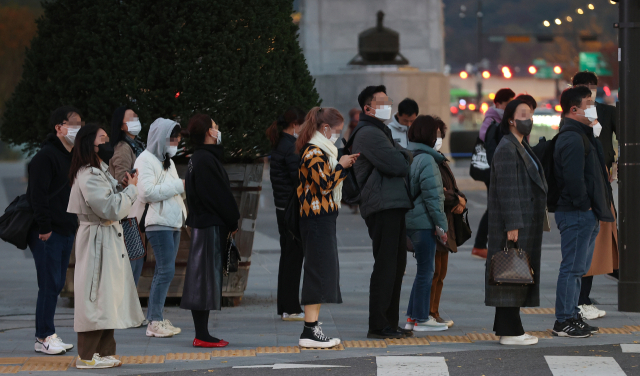 몽골 부근에 발달한 차가운 대륙고기압 영향으로 낮부터 점차 기온이 떨어진 3일 오후 서울 광화문네거리에서 시민들이 신호를 기다리고 있다. 연합뉴스