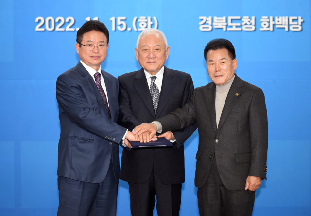 15일 오전 경북도청 화백당에서 열린 국민통합위원회 경북지역 간담회에 김한길 국민통합위원회 위원장과 이철우 경북도지사, 배한철 경북도의회 의장 등이 참여해 사회갈등 치유와 국민통합 증진을 위한 업무협약을 맺었다. 경북도 제공