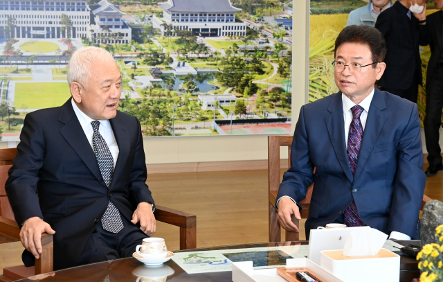 15일 오전 경북도청 화백당에서 열린 국민통합위원회 경북지역 간담회에 김한길 국민통합위원회 위원장과 이철우 경북도지사, 배한철 경북도의회 의장 등이 참여해 사회갈등 치유와 국민통합 증진을 위한 업무협약을 맺었다. 경북도 제공