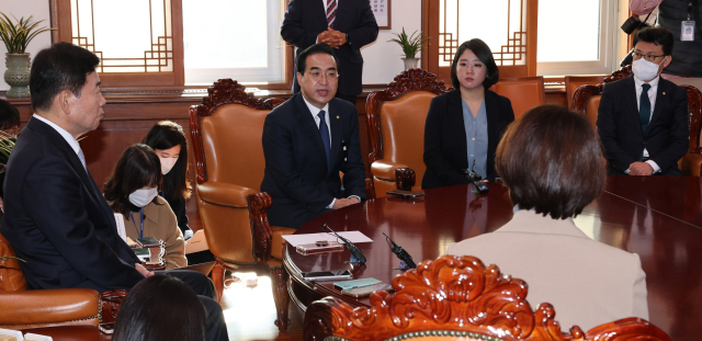 김진표 국회의장이 15일 국회 의장실에서 열린 야3당 원내대표 회동에서 대화하고 있다. 이날 회동에서 야3당 원내대표들은 이태원 참사에 대한 빠른 국정조사 구성을 촉구했다. 연합뉴스