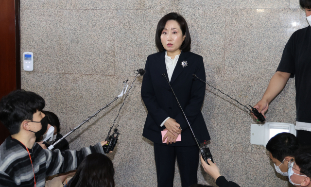 국민의힘 전주혜 의원이 15일 오전 서울 여의도 국회 국민의힘 원내대표실에서 열린 원내대표단-초선운영위원 간담회를 마치고 기자들에게 회의 내용을 설명하고 있다. 연합뉴스