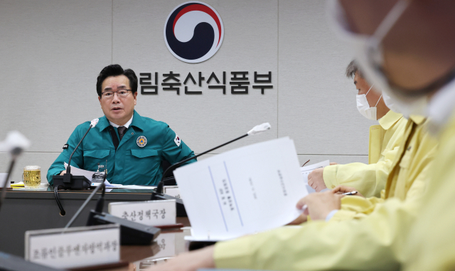 정황근 농림축산식품부 장관(왼쪽)이 15일 오전 세종시 정부세종청사에서 고병원성 조류인플루엔자(AI) 및 아프리카돼지열병(ASF) 중앙사고수습본부 회의를 주재하고 있다. 연합뉴스