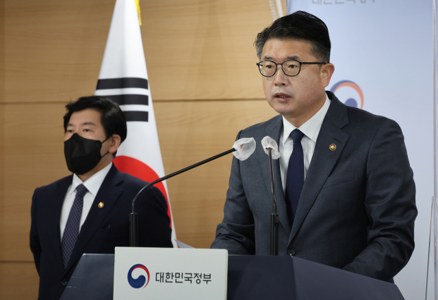 최상대 기획재정부 제2차관과 장상윤 교육부 차관(오른쪽)이 15일 정부서울청사 브리핑실에서 