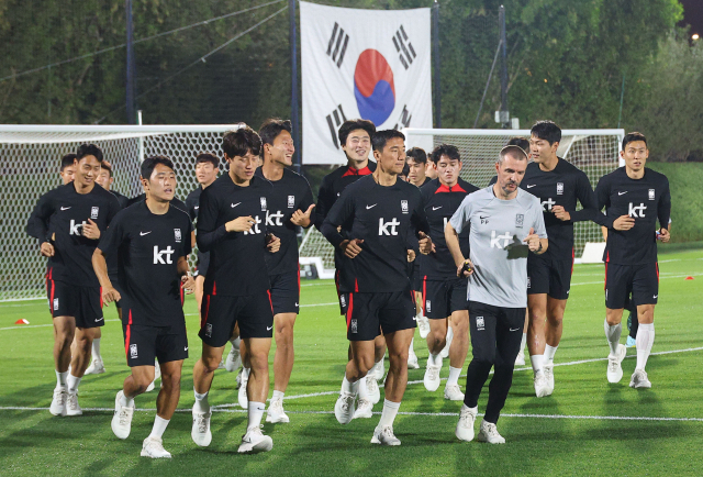 2022 카타르 월드컵에 출전하는 대한민국 축구대표팀 선수들이 15일(현지시간) 카타르 도하 알에글라 훈련장에서 운동장을 뛰며 훈련 전 몸풀기를 하고 있다. 연합뉴스