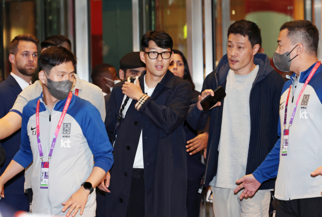 2022 카타르 월드컵에 출전하는 손흥민이 16일 오전(현지시간) 카타르 도하 하마드 국제공항으로 입국하고 있다. 연합뉴스