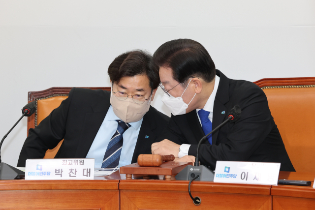 더불어민주당 이재명 대표와 검찰독재정치탄압대책위원회 박찬대 공동위원장. 연합뉴스