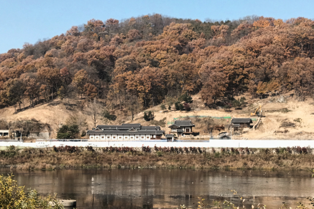 임청각을 풍수 물형으로 조명해 보면 흰 코끼리가 물을 마시기 위해 강가에 코를 내미려는 형상이다.임청각 뒷산이 안동의 진산인 영남산(映南山)이다.