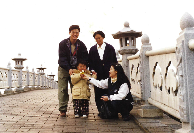 2003년 경 어머니를 모시고 제주도 여행 갔을 때 촬영한 사진. 사진 뒷줄 왼쪽이 조중래 씨, 오른쪽이 어머니 고 황말란 씨. 조중래 씨 제공