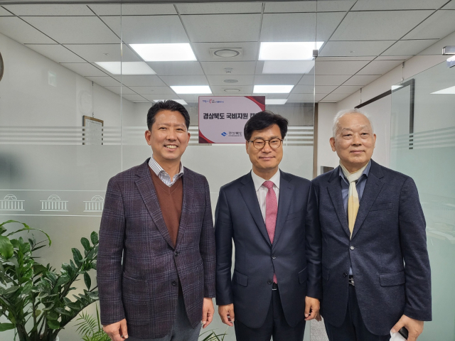 구미시는 11월 16일 국회를 방문해 국비 확보에 적극적인 지원을 요청했다. 왼쪽부터 김장호 구미시장, 김영식 국회의원, 권오열 경북도 재정실장. 구미시 제공