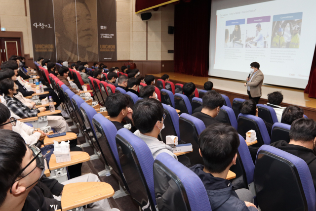 구미대학교 강당에서 ㈜엘앤에프·㈜아바텍·CSK 등의 원스톱 채용설명회가 열리고 있다. 구미대 제공