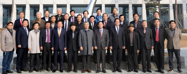 경북문화원연합회(회장 라태훈)와 전북문화원연합회(회장 나종우)가 16일 영·호남 문화교류 및 지역문화 창달을 위한 자매 결연을 맺었다.