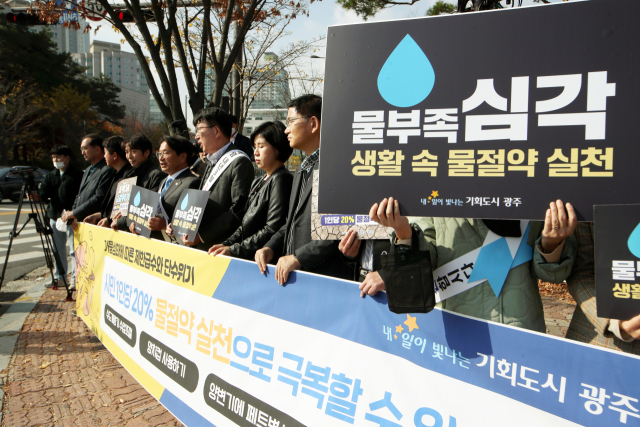 16일 광주 서구 치평동 5·18기념공원 사거리에서 강기정 시장과 시청 직원들이 