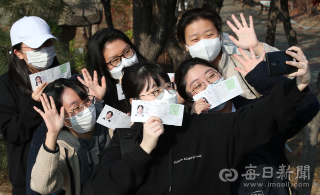 2023학년도 대학수학능력시험을 하루 앞둔 16일 오후 대구여자고등학교에서 예비소집에 참여한 수험생들이 배부받은 수험표를 들고 기념촬영을 하고 있다. 안성완 기자 asw0727@imaeil.com