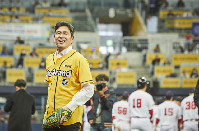 정용진 신세계그룹 부회장이 12일 고척스카이돔에서 열린 노브랜드배 고교동창 야구대회 결승전에서 시구 전 연습을 하고 있다. 연합뉴스