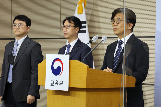 박윤봉 대학수학능력시험출제위원장(충남대 교수)가 17일 오전 세종시 정부세종청사에서 열린 2023학년도 대학수학능력시험 출제방향을 브리핑에서 취재진의 질문에 답변하고 있다. 왼쪽부터 정문성 수능검토위원장, 이규민 한국교육과정평가원장, 박윤봉 수능 출제위원장. 연합뉴스
