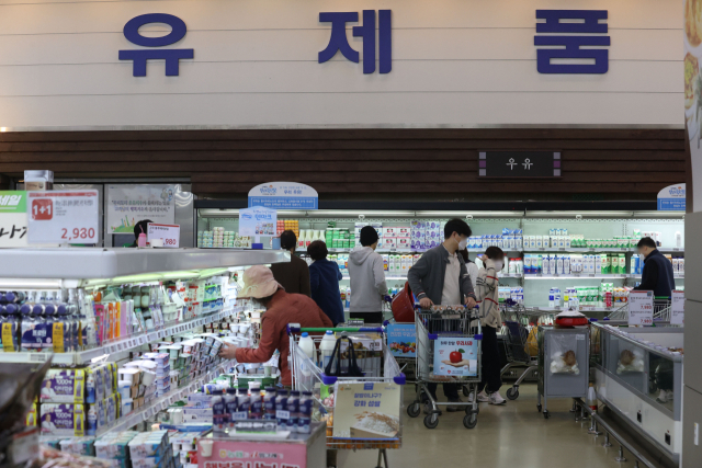 생산비 상승으로 인해 우유 원유값 인상이 불가피한 가운데 올해 우유 원유 가격을 정하기 위한 낙농가와 유업체들의 협상이 오는 9일 열릴 예정이다. 연합뉴스