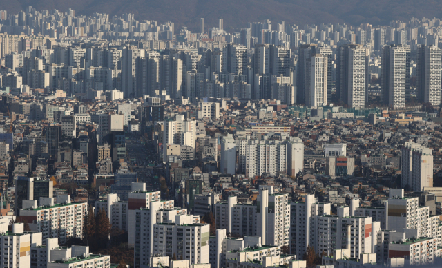16일 서울 강남구 삼성동 아셈타워에서 바라본 시내 아파트 모습. 연합뉴스